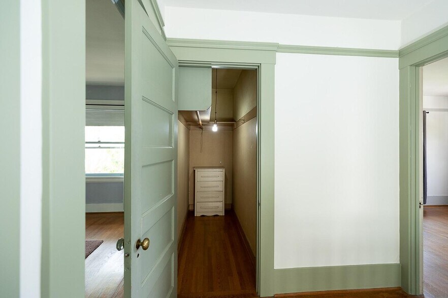 Building Photo - Large North Berkeley gem