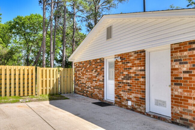 Building Photo - 247 Merion Ct