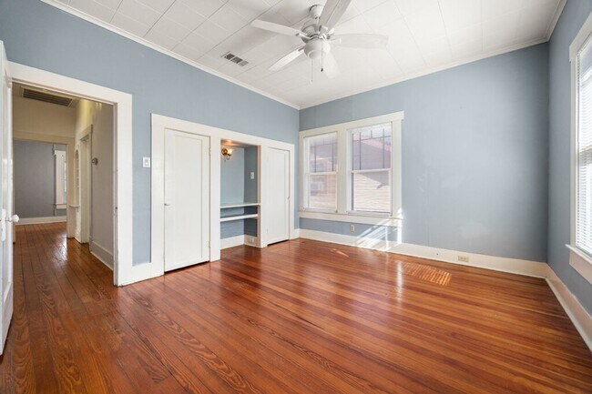 Building Photo - Historic craftsman style home located in T...