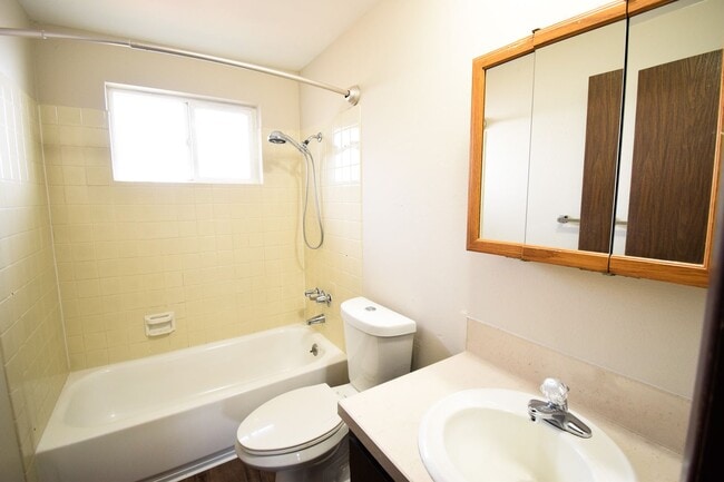 Building Photo - Move In Special! Single Level 2-Bedroom Ap...