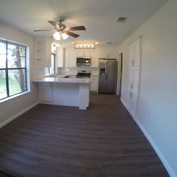 Open kitchen - 1604 Timbercreek Rd