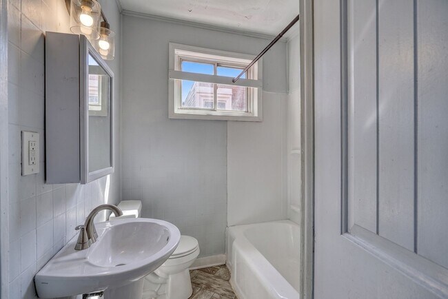 Building Photo - Newly Renovated 3 Bedroom, 1 Bathroom Townhouse