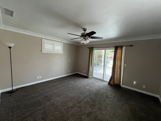 Building Photo - Great home with a Great Family Room