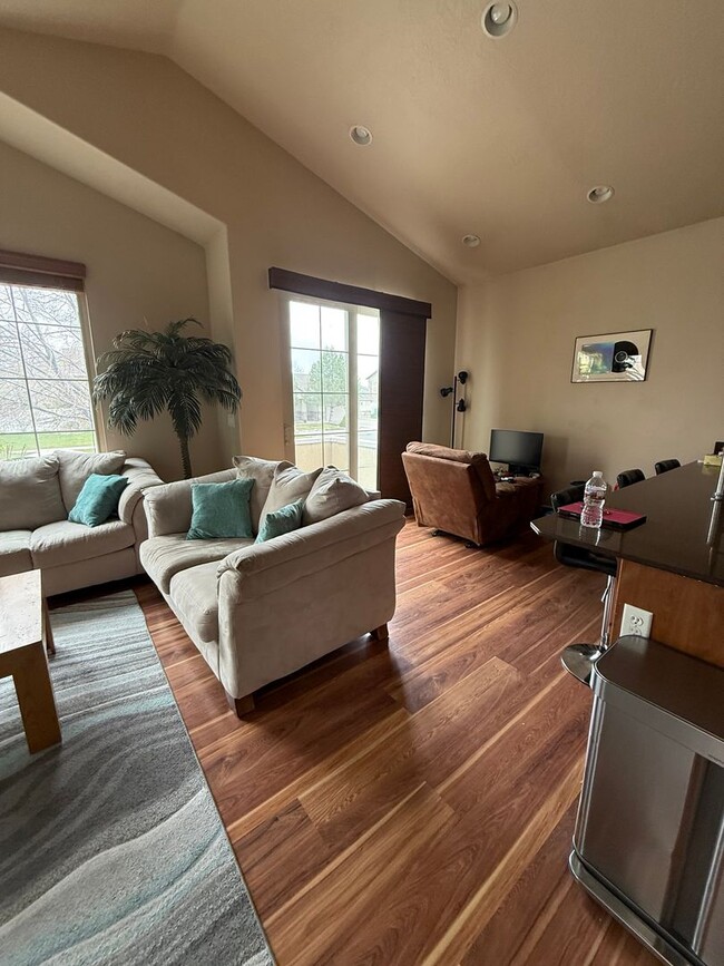 Building Photo - 3 Bedroom Townhome in Stansbury Park