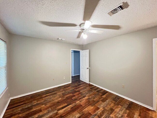 Building Photo - Charming 2-Bedroom, 2-Bathroom Home in a Tranquil Leesburg Community with Open Garage and Versati...