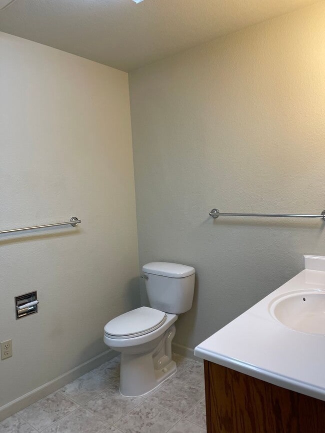 Building Photo - 3 BED 2 BATH W/ATTACHED MOTHER-IN-LAW SUITE *SOLAR PANELS ON ROOF = LOW ELECTRIC BILL*