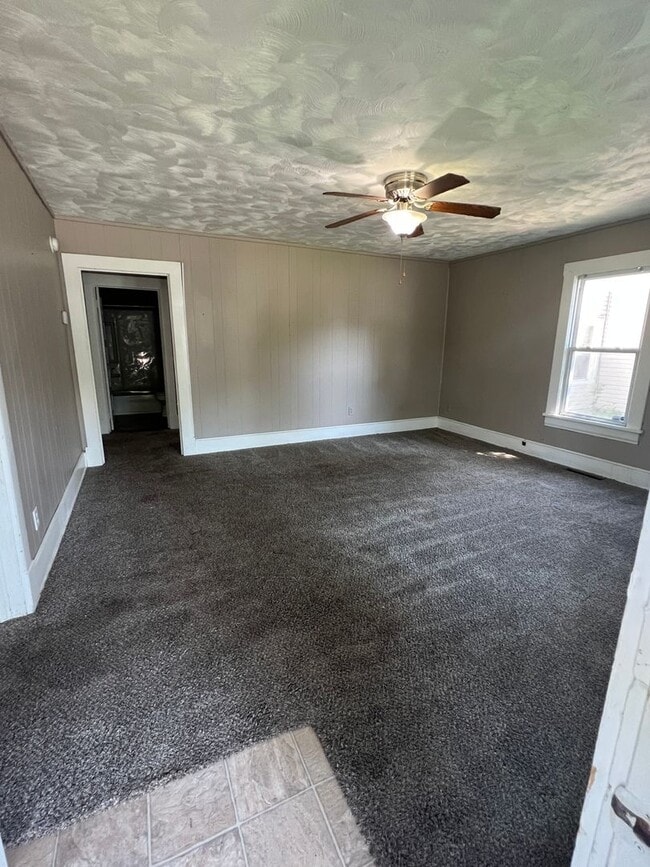 Building Photo - 2 bedroom/1 bathroom