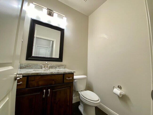 Building Photo - SPACIOUS HOME FOR RENT!