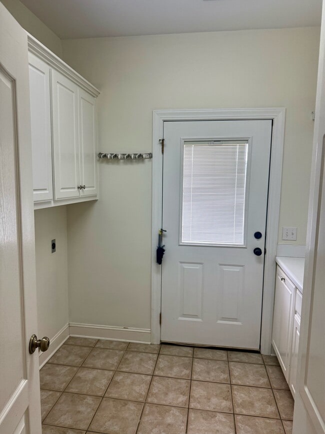 Building Photo - 364 Spring Hill Dr