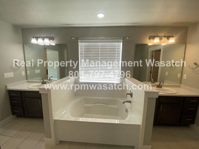 Building Photo - Rent This Beautiful 3 Bedroom 2.5 Bathroom...