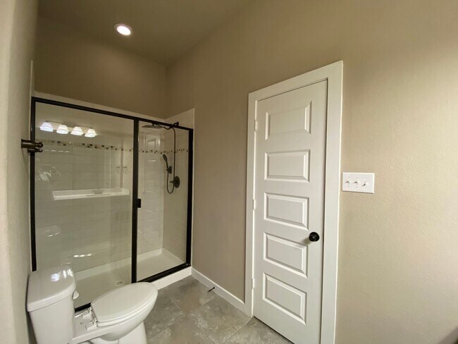 Building Photo - 3/2/2  Located between New Braunfels & Seguin / Fridge Included /  Fenced Backyard / CISD