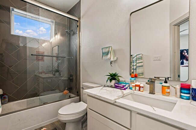 Building Photo - 2554 S University Dr