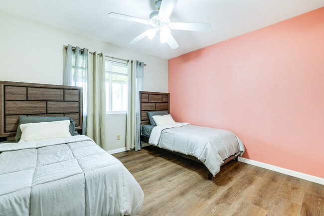 Building Photo - 903 W Harvard Dr