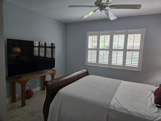 Building Photo - 669 W Oakland Park Blvd