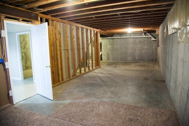 Building Photo - 33 Old Orchard Ln