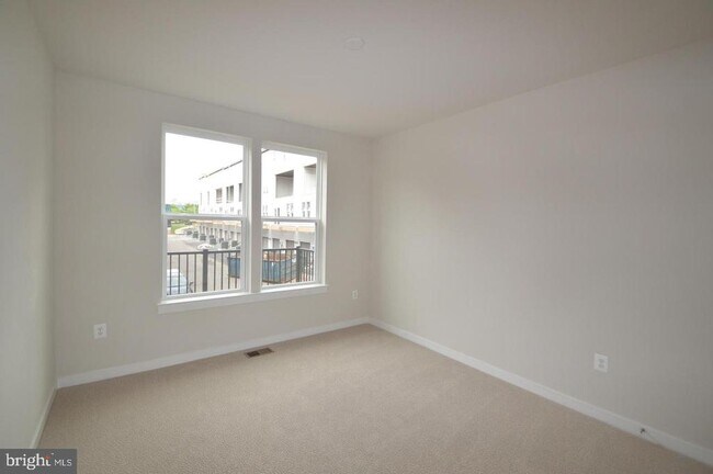 Building Photo - 13518 Sayward Blvd