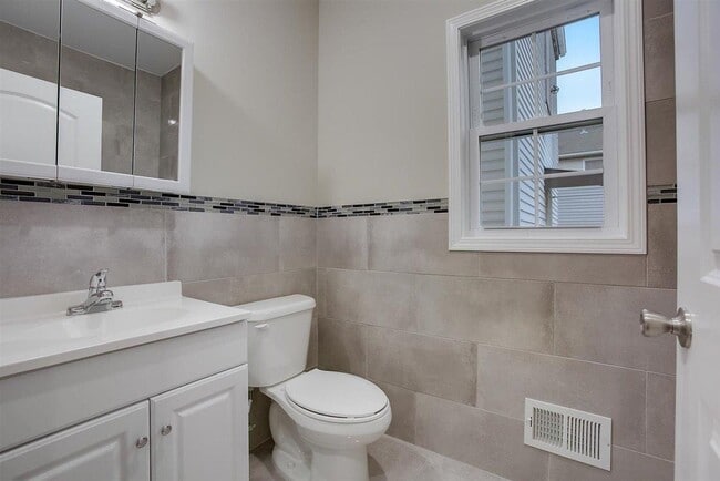 Building Photo - 16 Grant Ave