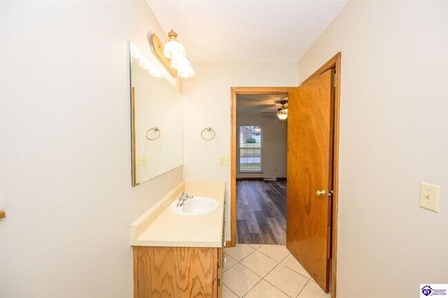 Building Photo - 2001 Oak Meadow Dr