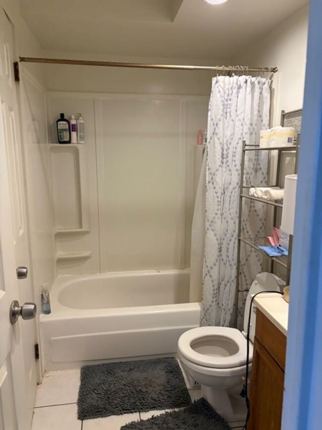 Building Photo - Spacious 2-Bedroom with Lanai Views & Pool Access