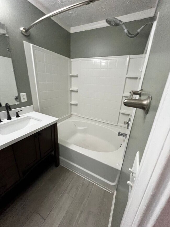 Building Photo - Prime Location Townhome