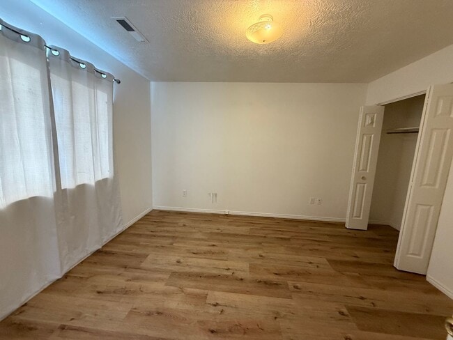 Building Photo - Tri-Plex End Unit