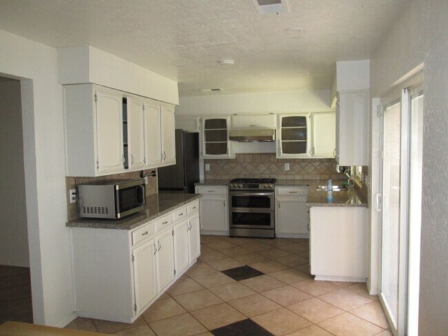 Building Photo - Desireable NE Heights