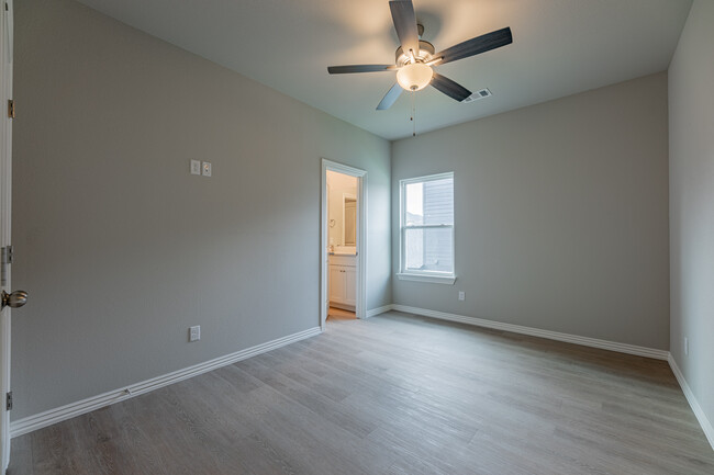 Building Photo - 1601 SW Poigai Wy