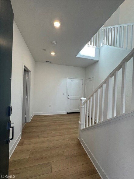 Building Photo - 436 Loon