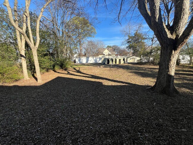 Building Photo - Charming Huntsville Living Awaits!