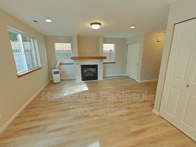 Building Photo - 6716 Takota Pl NE