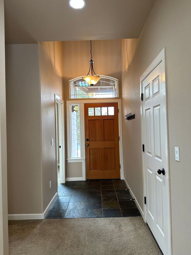 Building Photo - Inviting 4 Bedroom Home with Spacious Layo...