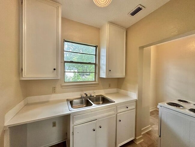 Building Photo - Available Now! Refreshed 1 Bedroom 1 Bath ...