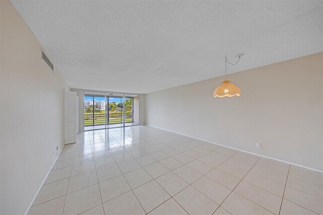 Building Photo - 2601 S Palm Aire Dr