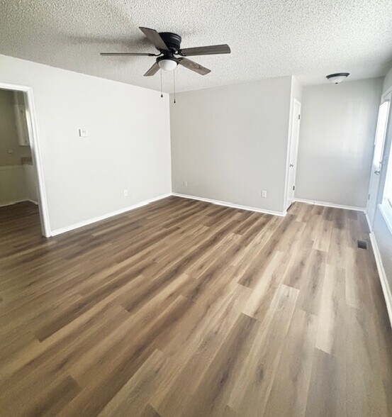 Building Photo - 309 W Vandament Ave