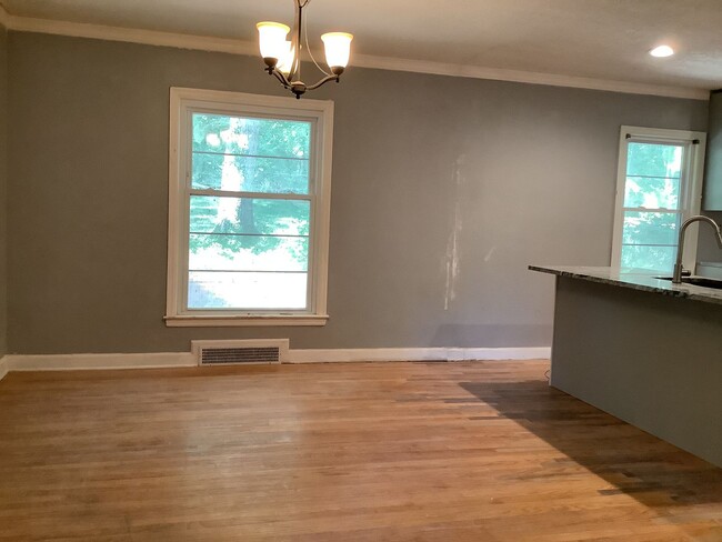 Building Photo - Large brick home, 3 fireplaces, Raytown sc...