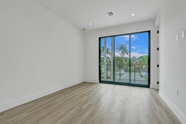 Building Photo - 606 SW 7th Ave