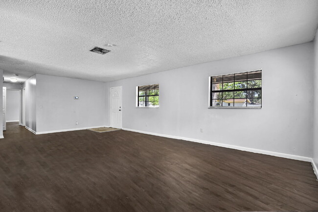 Building Photo - Move-In Ready 3-Bedroom Home with Spacious...