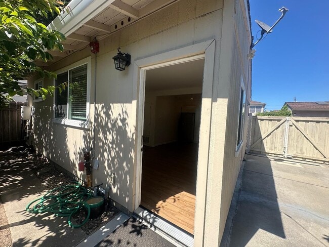 Building Photo - 935 S Eldorado St