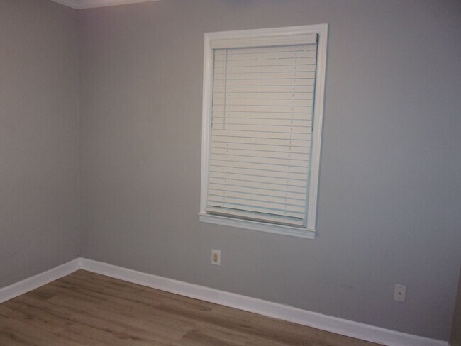 Building Photo - 2 Bedroom 1 Bath Ground Floor Condo