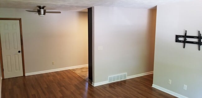 Building Photo - 3 Bedroom 2 Bath House For Rent