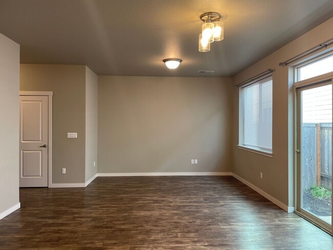 Building Photo - Goregous 3 Bedroom Home Ready for Hot Summ...