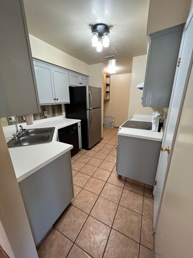 Building Photo - 3 Bed 2 Bath House with 2 Car Garage, Includes Refrigerator