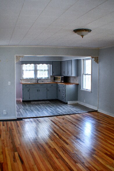 Building Photo - 308 Maple St