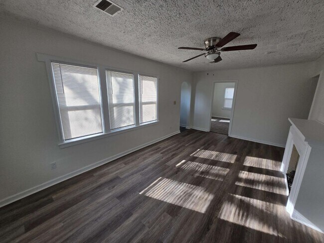 Building Photo - 906 N Pershing St