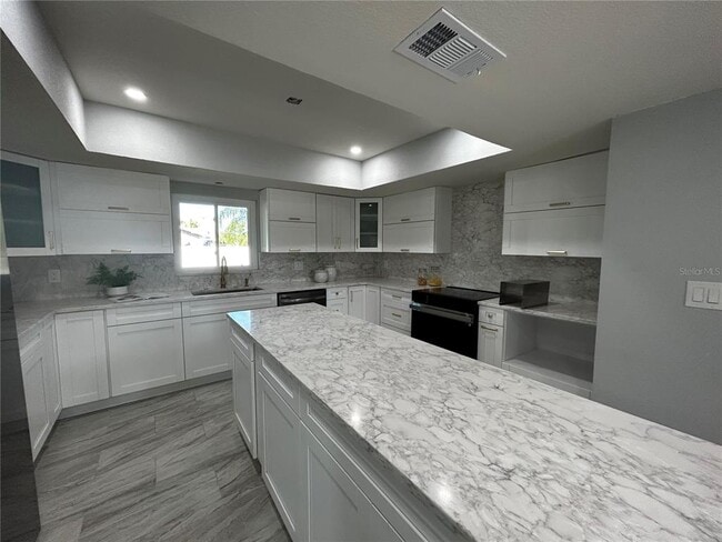 Building Photo - 6370 Conniewood Square