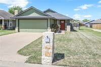 Building Photo - 916 Crested Point Dr