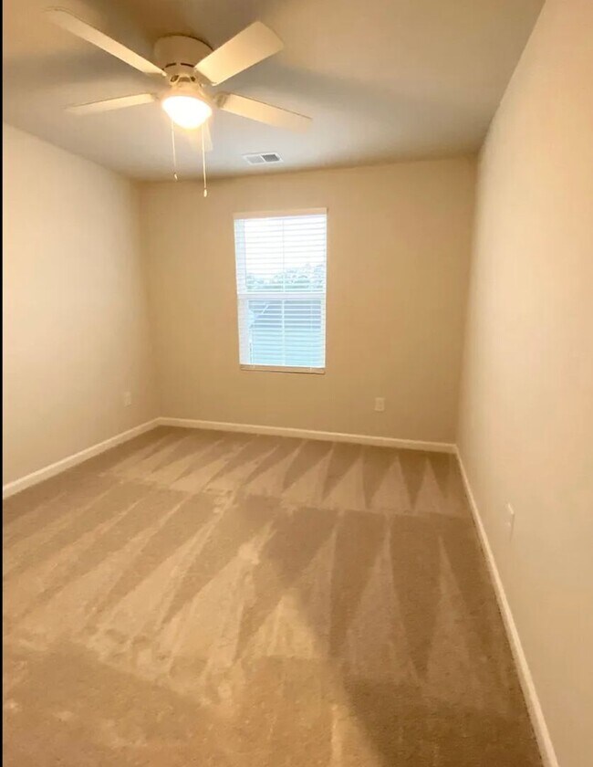 Building Photo - 4 Bed 3 Bath Single Family Home