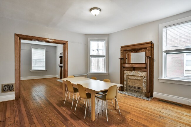 Building Photo - Charming 2-Bedroom Unit Near The Grove!