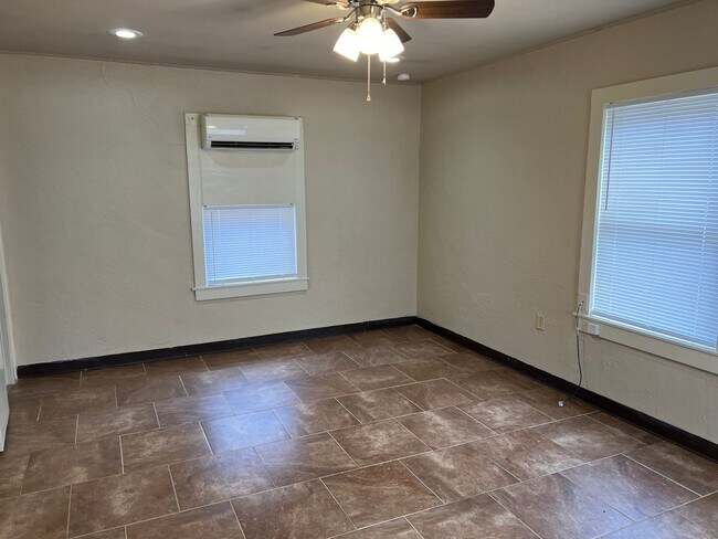 Building Photo - 232 1/2-230 1/2 Wilson Ave