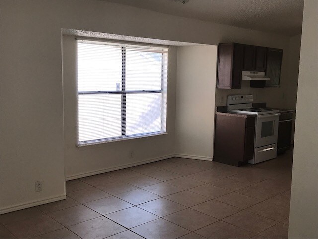 Building Photo - 4003 Colonial Sun Dr
